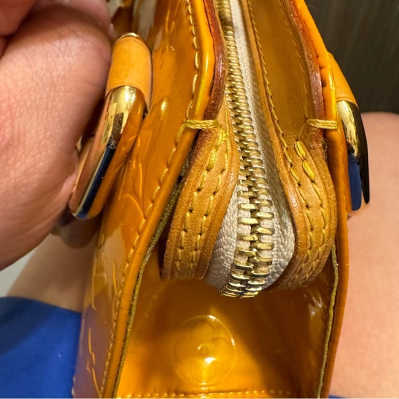 LOUIS VUITTON
Mango Monogram Vernis Forsyth PM Bag - Picture 4 of 12